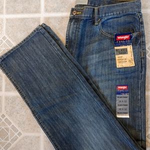Wrangler "Relaxed Straight" Jeans Size 38 x 32